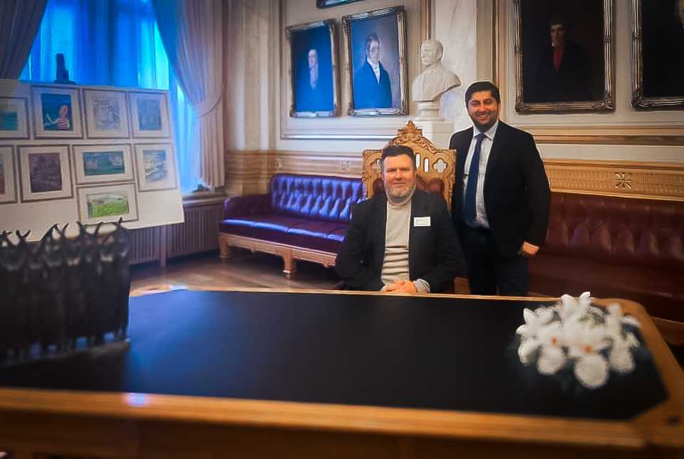 Even Evensen på Stortinget med Himanshu Gulati (FrP)